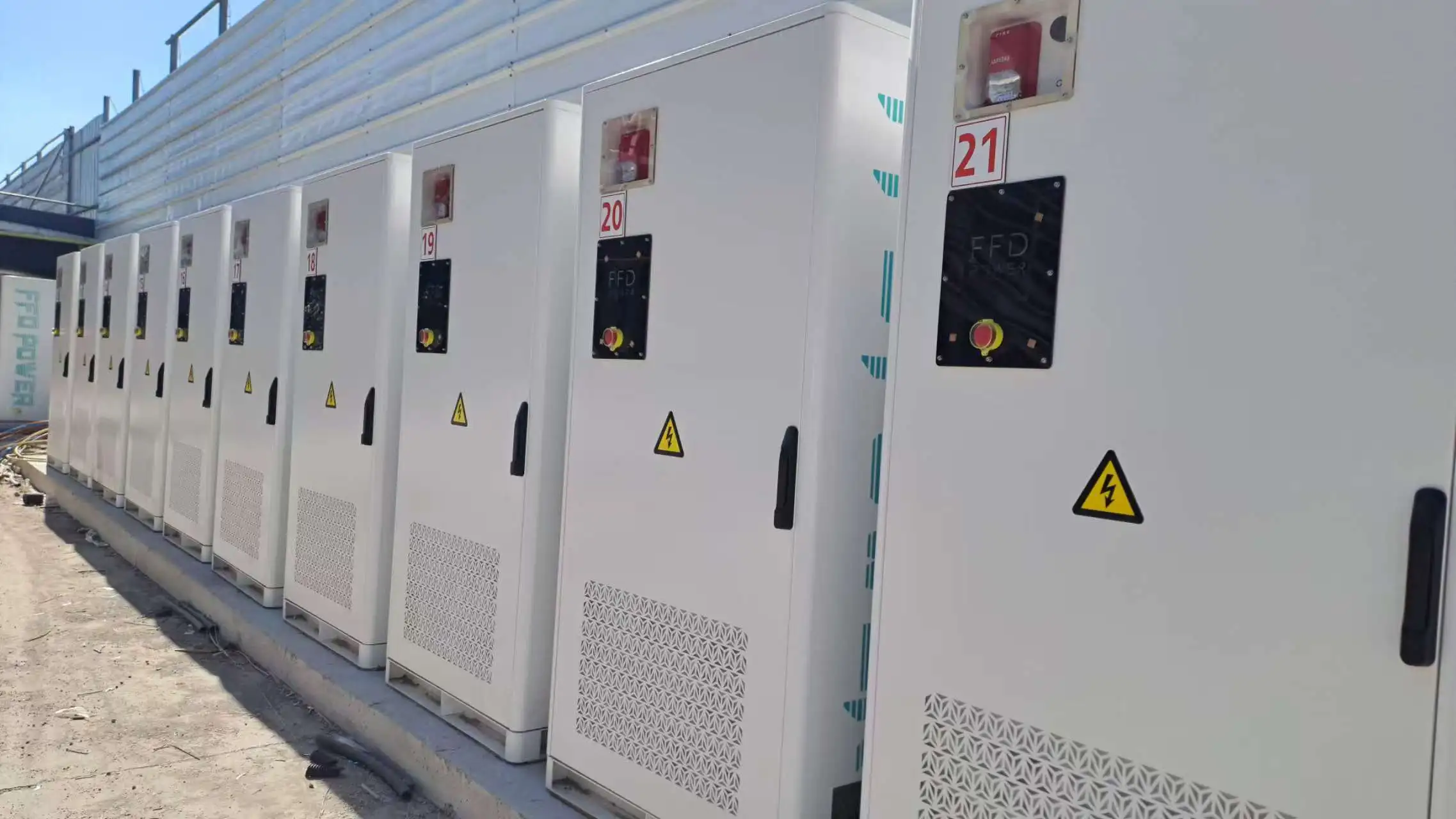 FFD POWER Energy Management System dashboard displaying real-time data for photovoltaic output, grid load, and energy storage levels with statistical charts.