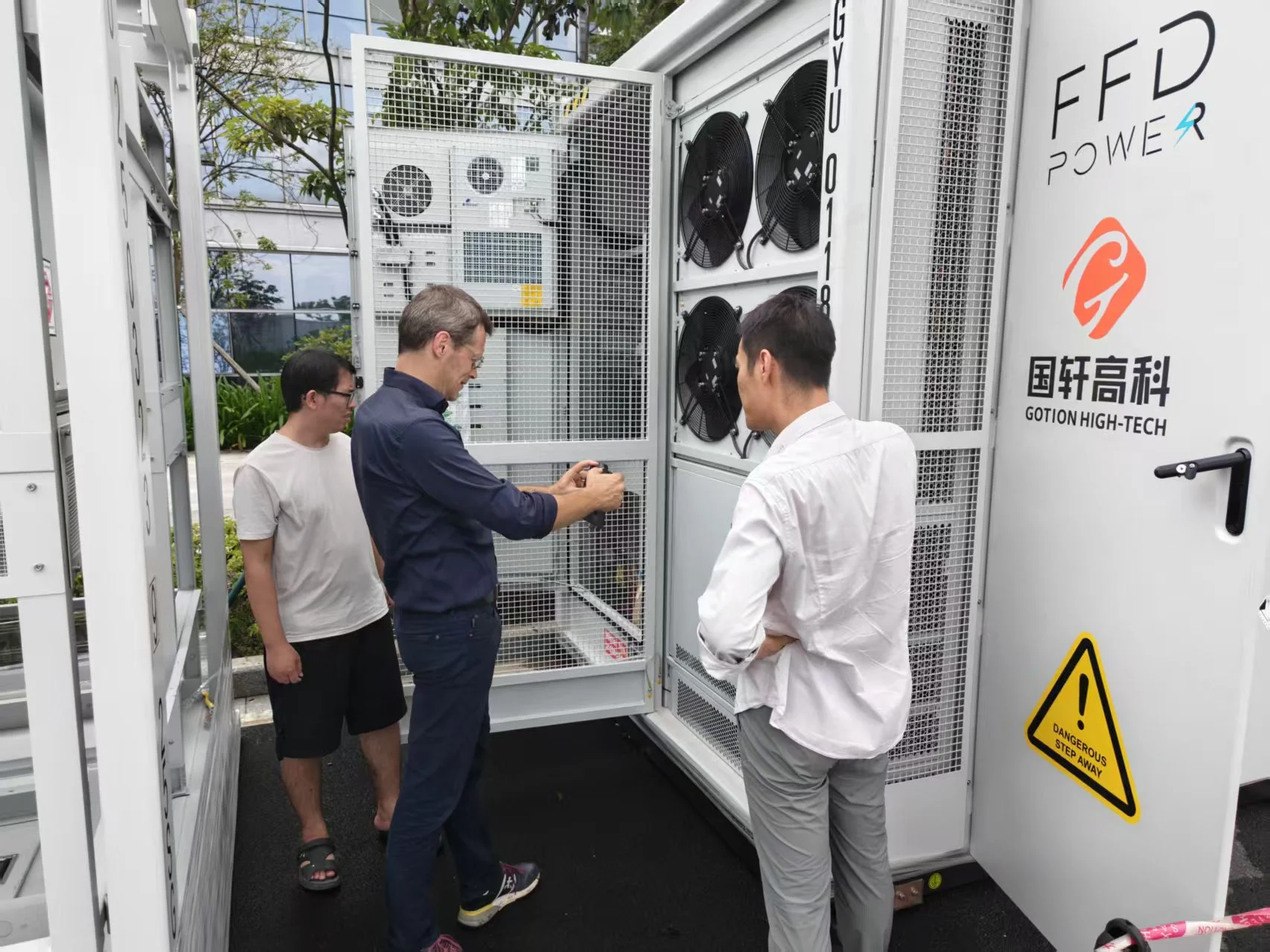 FFD POWER hosts Belgian clients reviewing Galaxy‑5015 string‑type container energy storage system.
