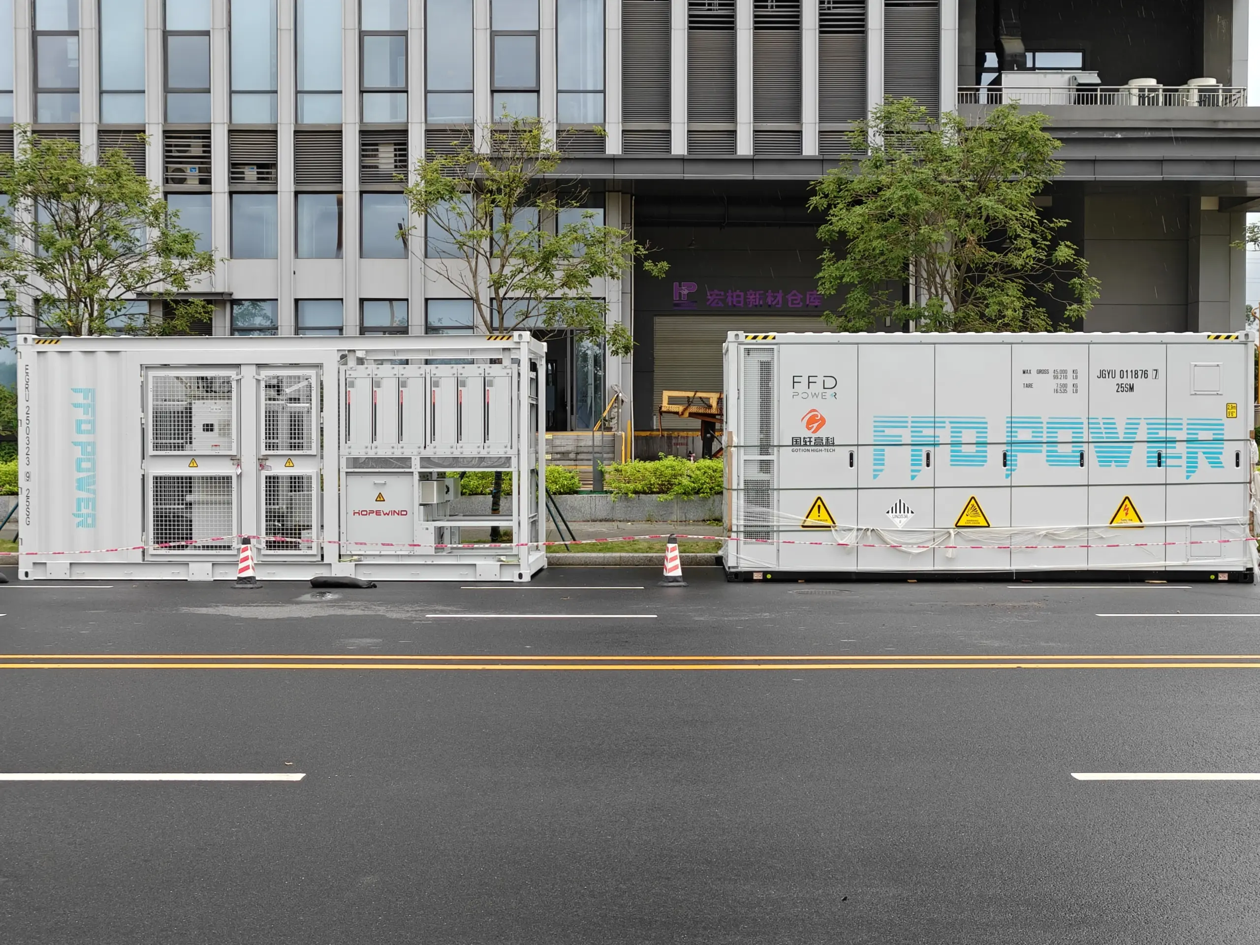 Modular string‑type containerized energy storage system for safe and flexible use.