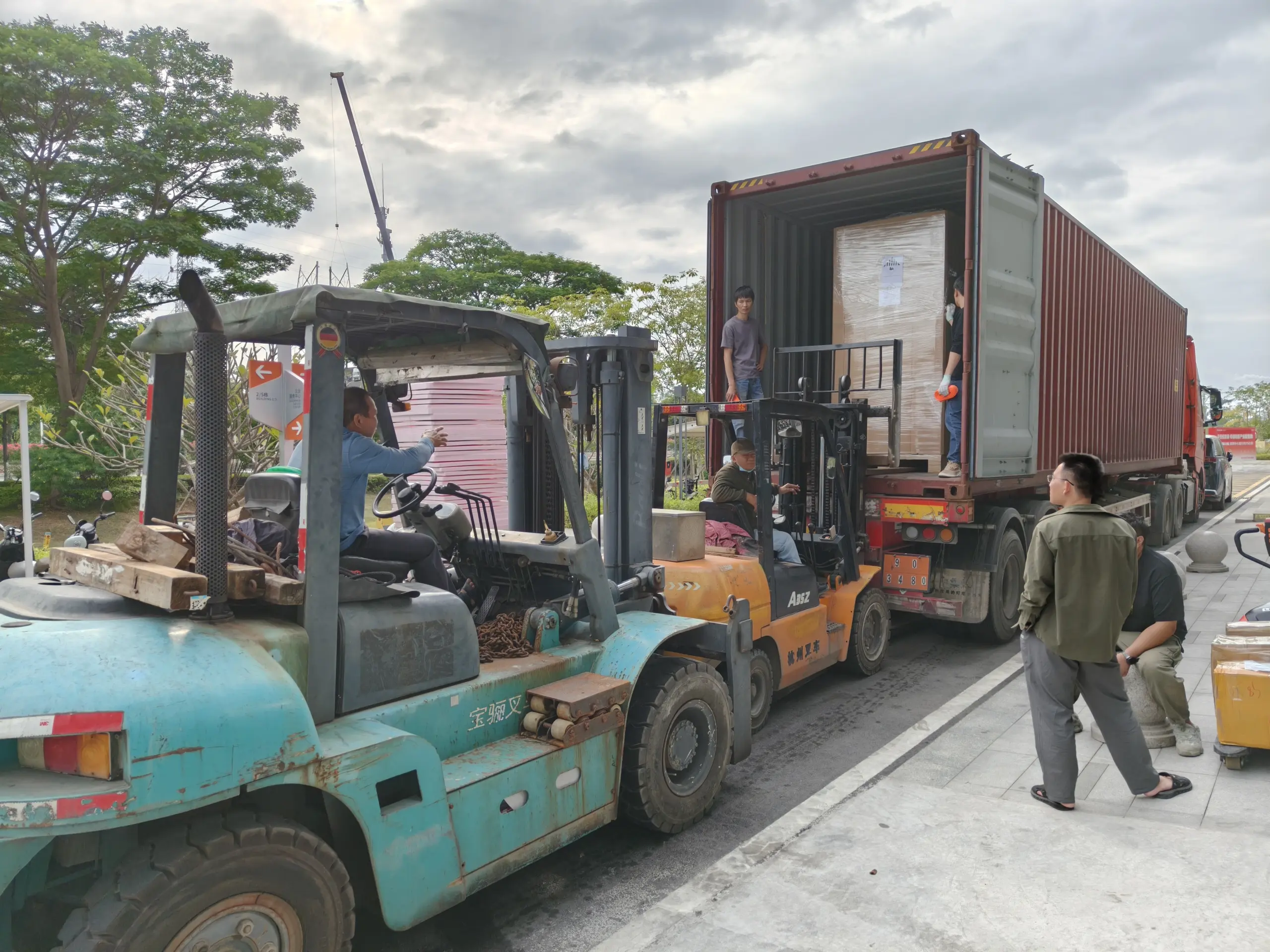 Galaxy‑418L battery energy storage cabinets loading for global delivery.