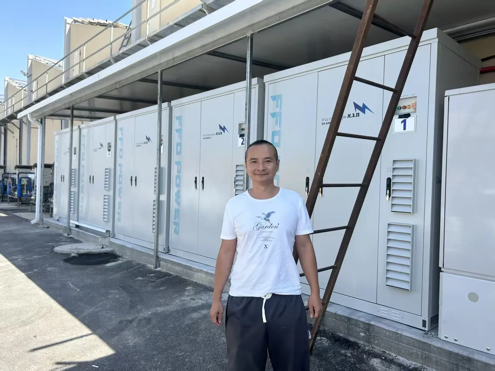 Cabinet BESS deployment for industrial TOU arbitrage in an Israeli cold storage facility, lowering cold-chain OPEX via peak-to-off-peak shifting